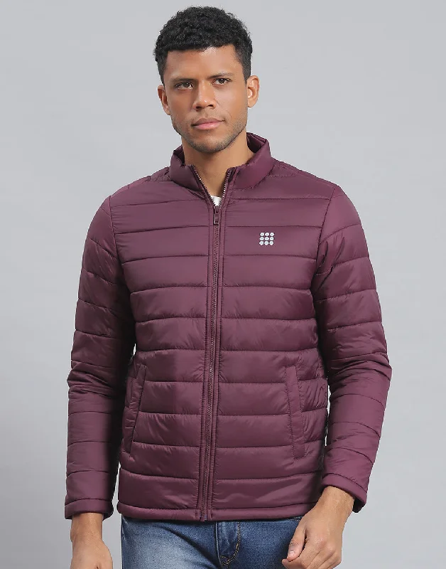 Men's sporty windbreaker jacket-Men Maroon Solid Stand Collar Full Sleeve Jacket